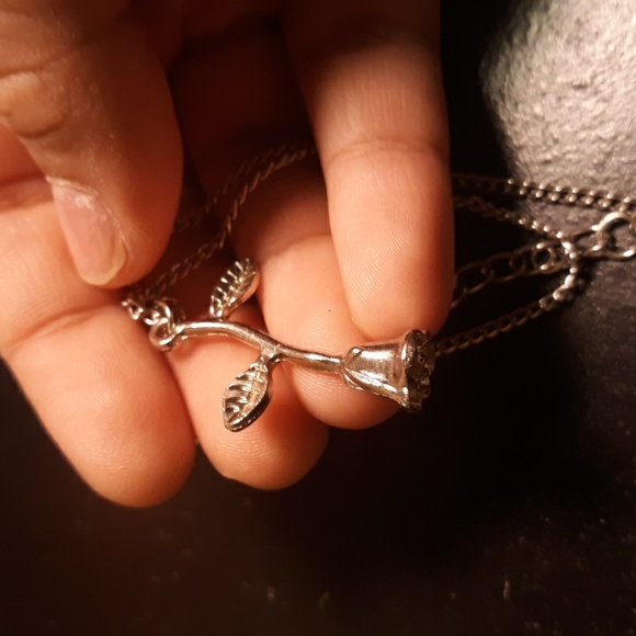 Single Small Rose Silver Necklace - Picture 3 of 3